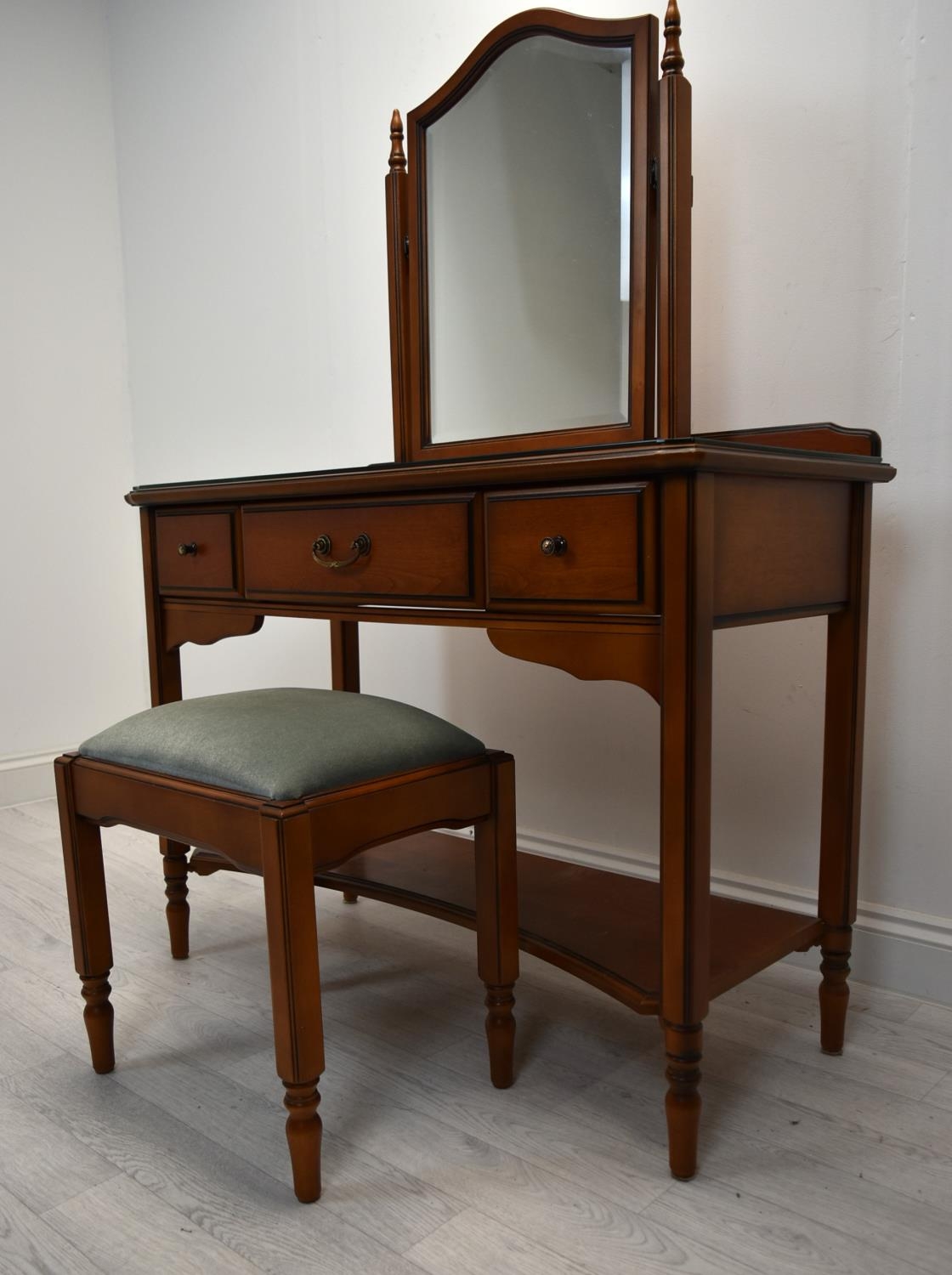 A contemporary mahogany three piece bedroom set to include dressing table mirror, three drawer - Image 3 of 4