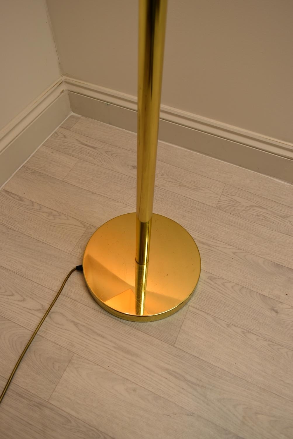 A contemporary brass plated standard lamp with adjustible arm with extension and shade raised on - Image 5 of 7