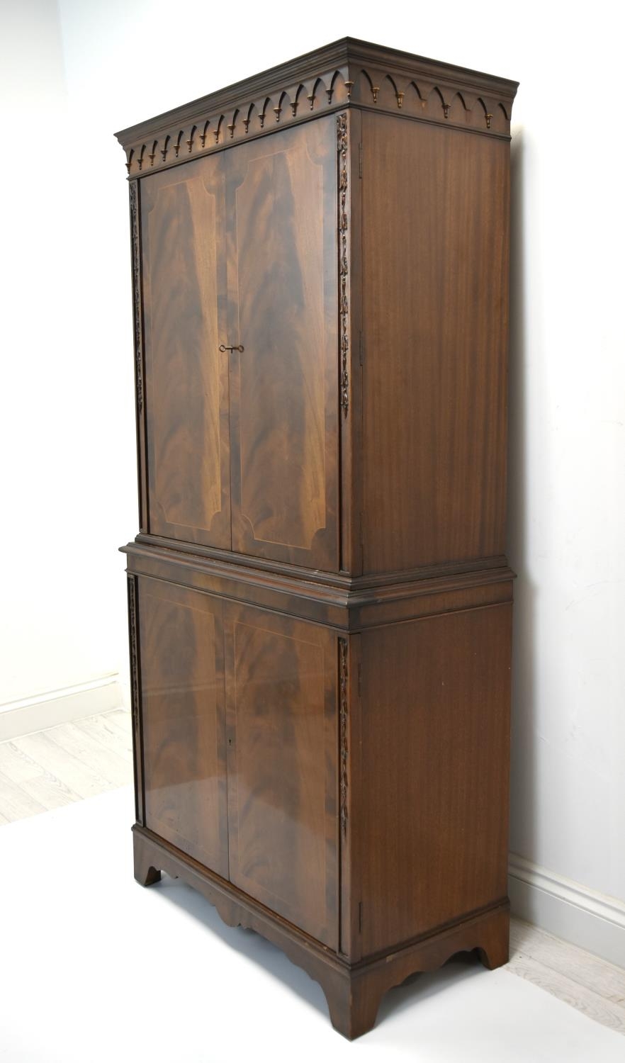 An early 20th century Georgian style inlaid mahogany twin door display cabinet opening to reveal - Image 3 of 4