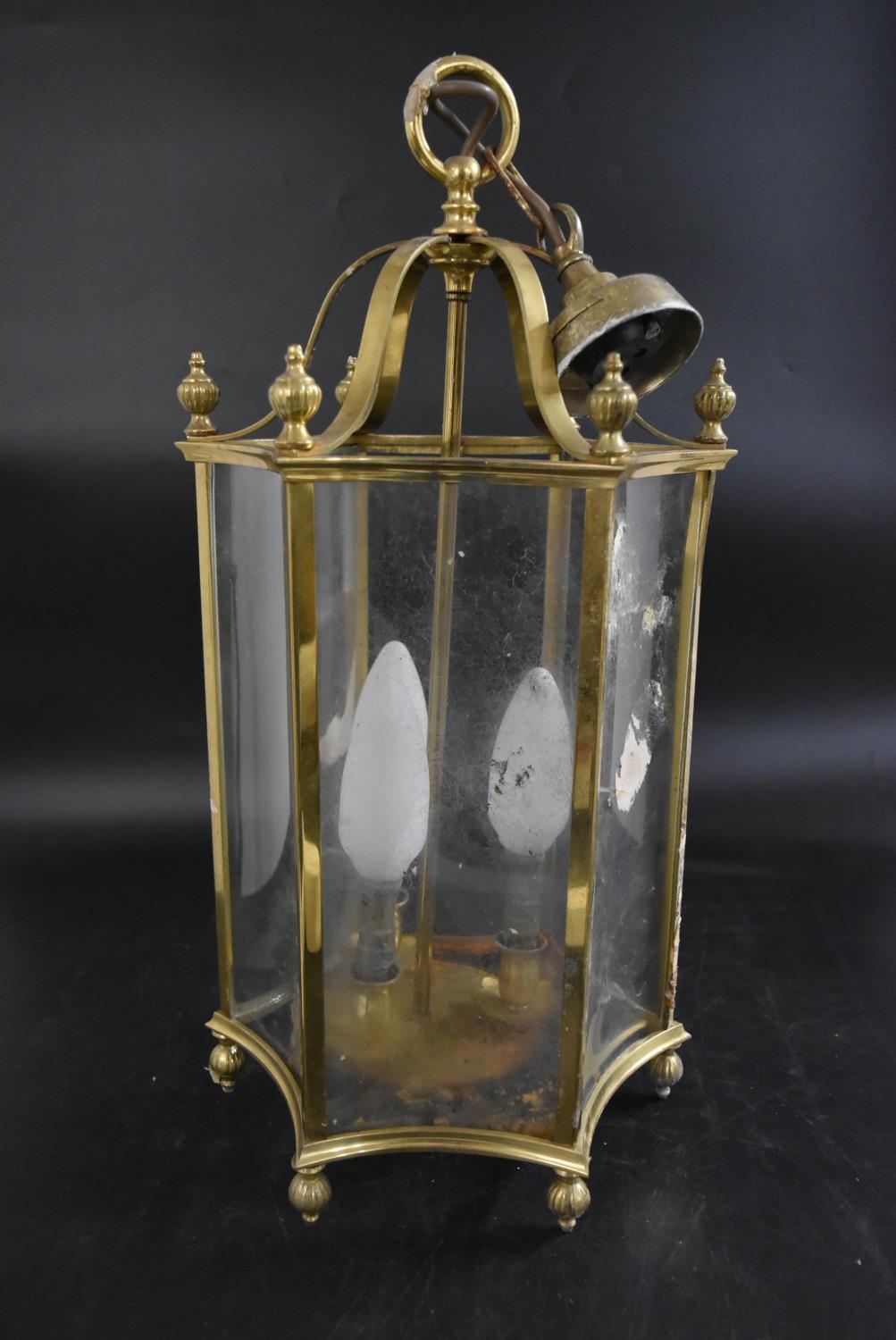 A contemporary brass and inverted glass hexagonal hanging hall lantern with three lightbulb - Image 5 of 5