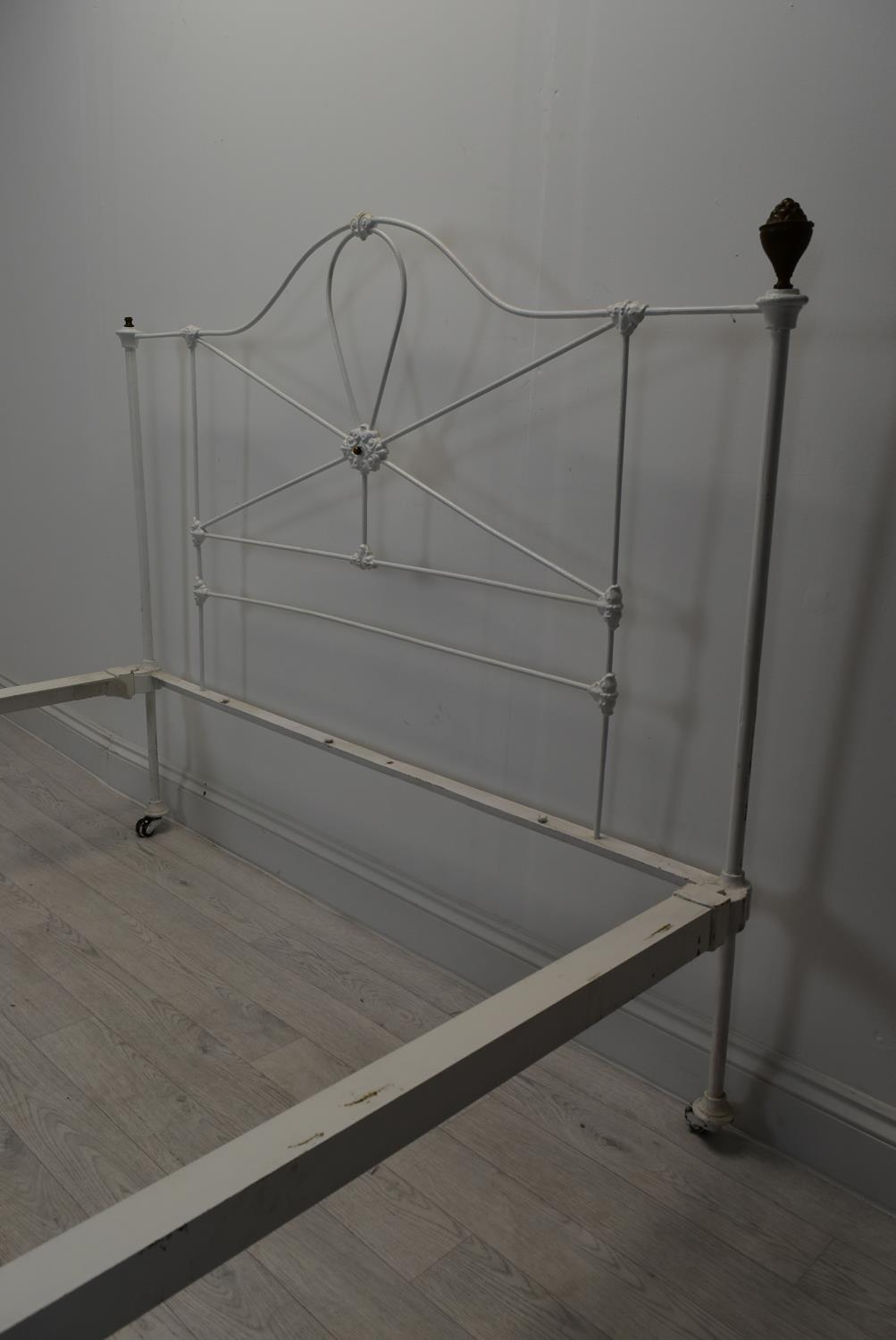 A Victorian style painted metal single bed complete with side irons. H.117.5 W.137 D.198.5cm - Image 4 of 10