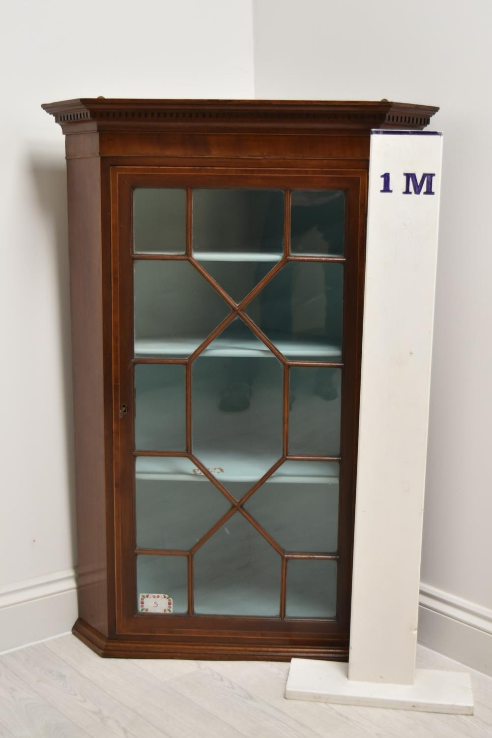 A George III mahogany single door corner cupboard with dentil cornice and single astragal glazed - Image 9 of 9