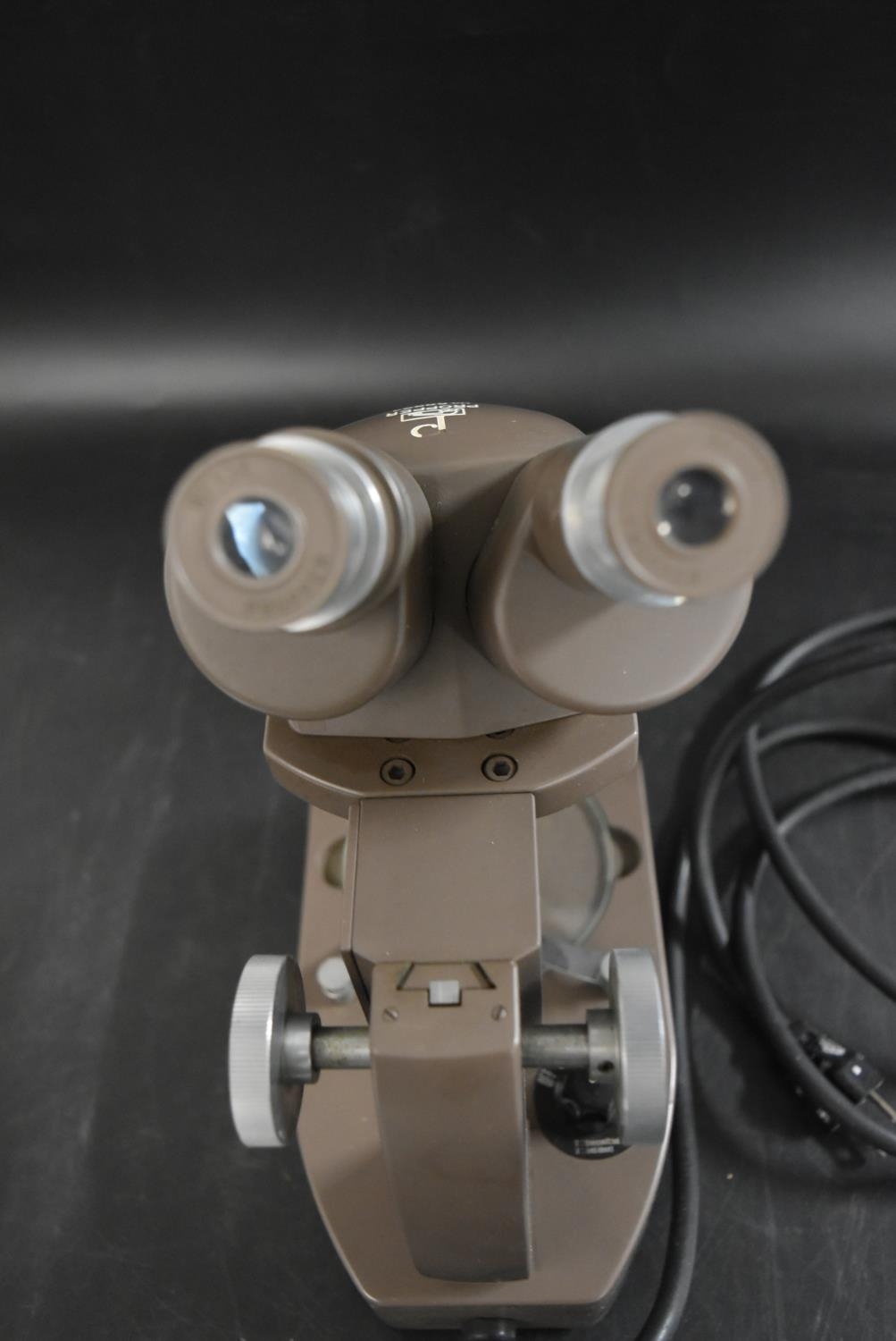 A mid 20th century electric microscope by Propper No. 56994. H.31cm - Image 5 of 6