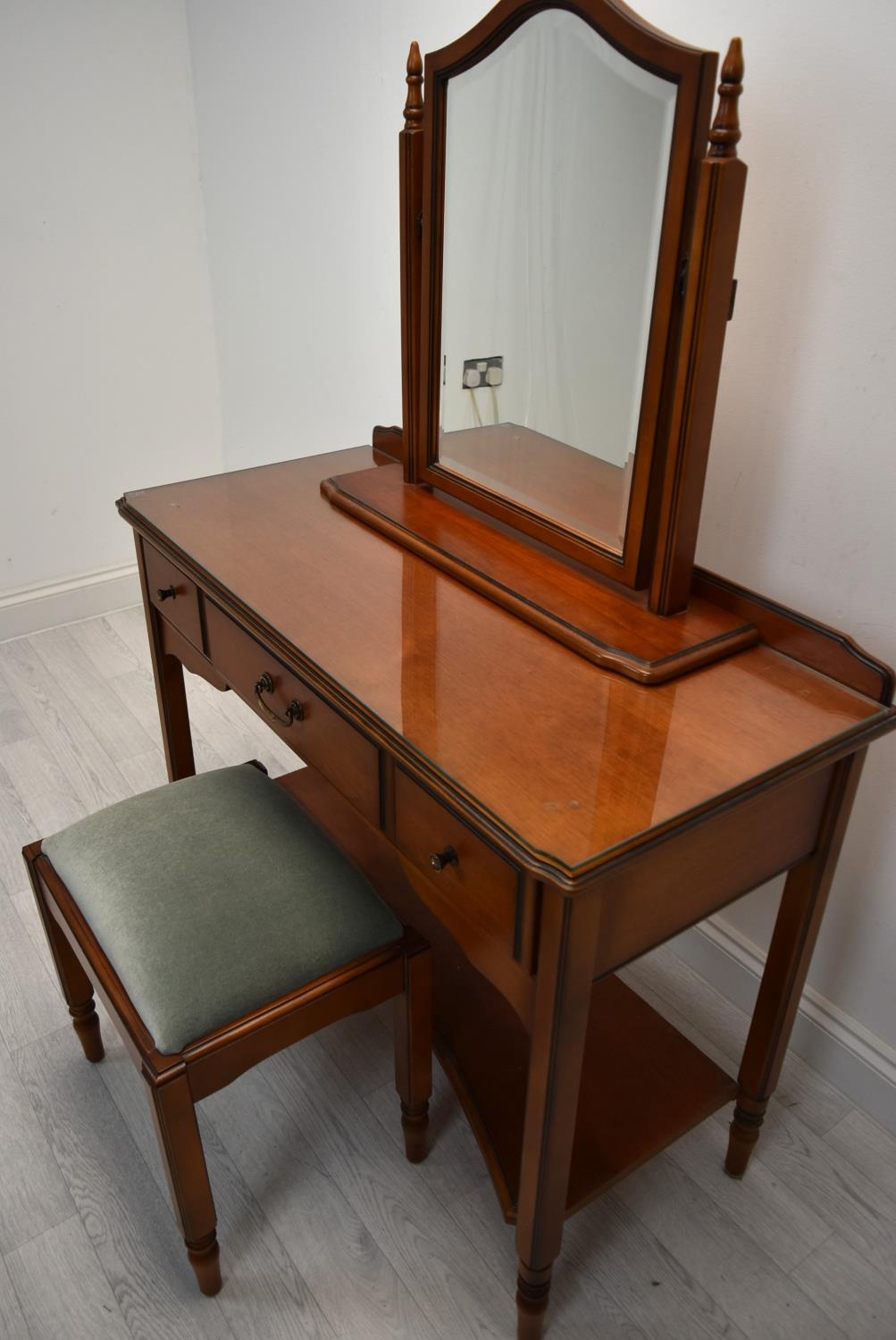 A contemporary mahogany three piece bedroom set to include dressing table mirror, three drawer - Image 4 of 4