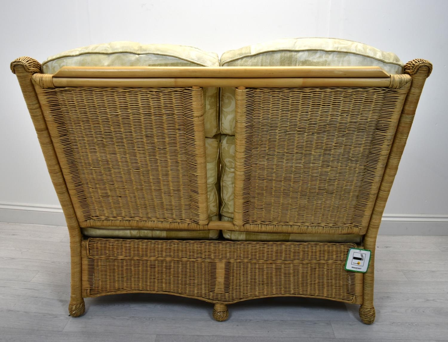 A contemporary wicker two seater conservatory sofa with four loose cushions. H.98 W.135 D.63cm - Image 5 of 5