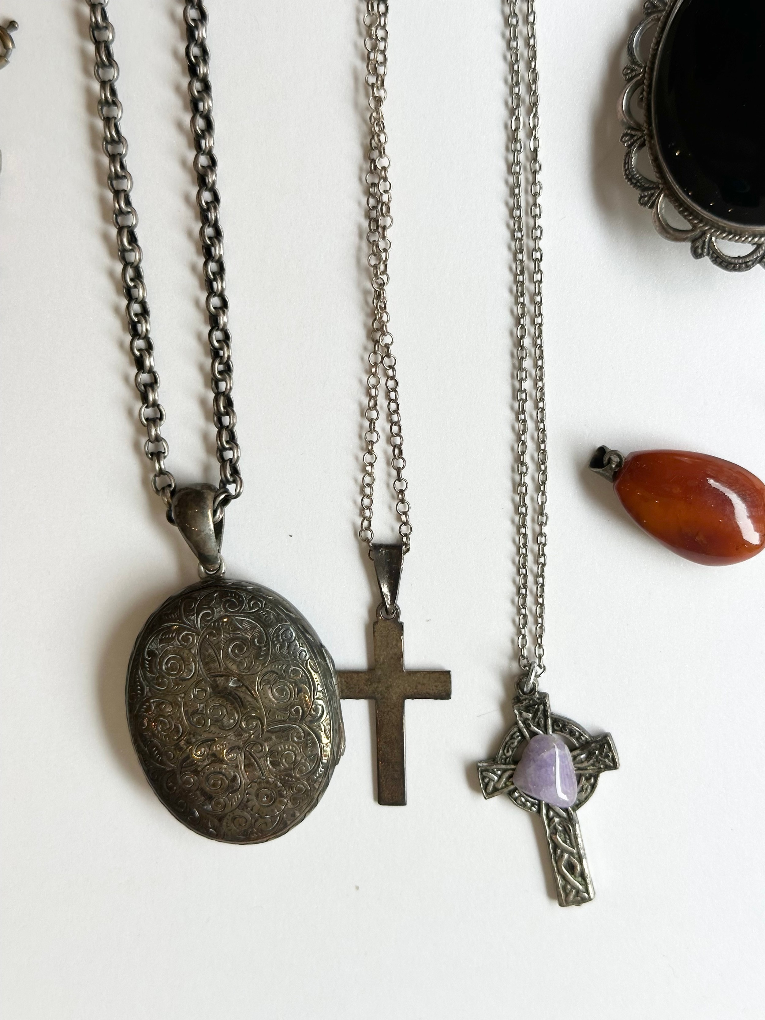 A collection of silver and costume jewellery, including a Victorian silver coin brooch, an amber - Image 5 of 5