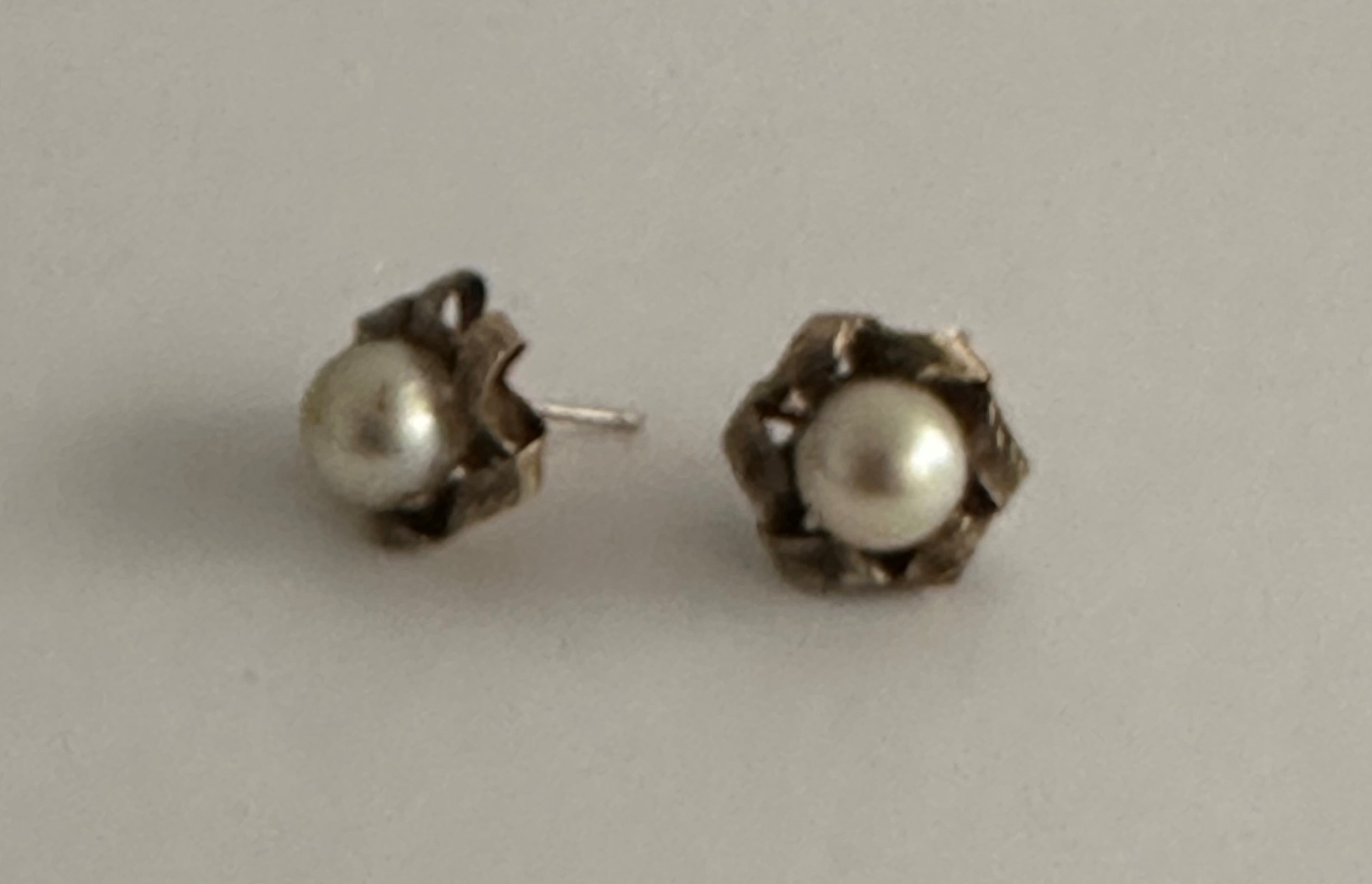 Three pairs of stud earrings, including a pair of 9ct yellow gold and cultured pearl earrings. - Image 3 of 5