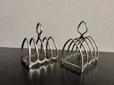 A pair of Art Deco arch shaped small silver toast racks. Hallmarked: William Suckling Ltd, 1926,