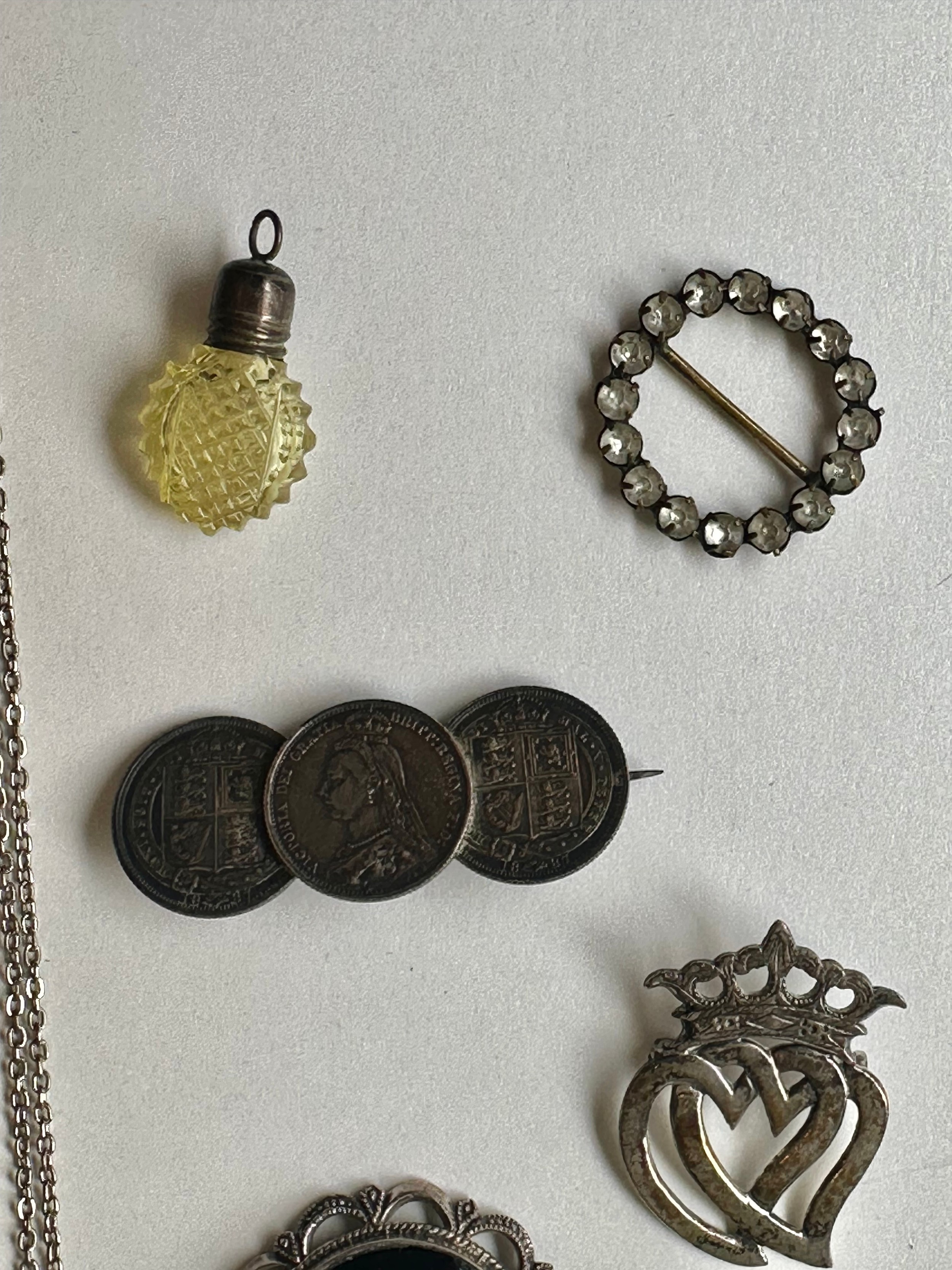 A collection of silver and costume jewellery, including a Victorian silver coin brooch, an amber - Image 2 of 5