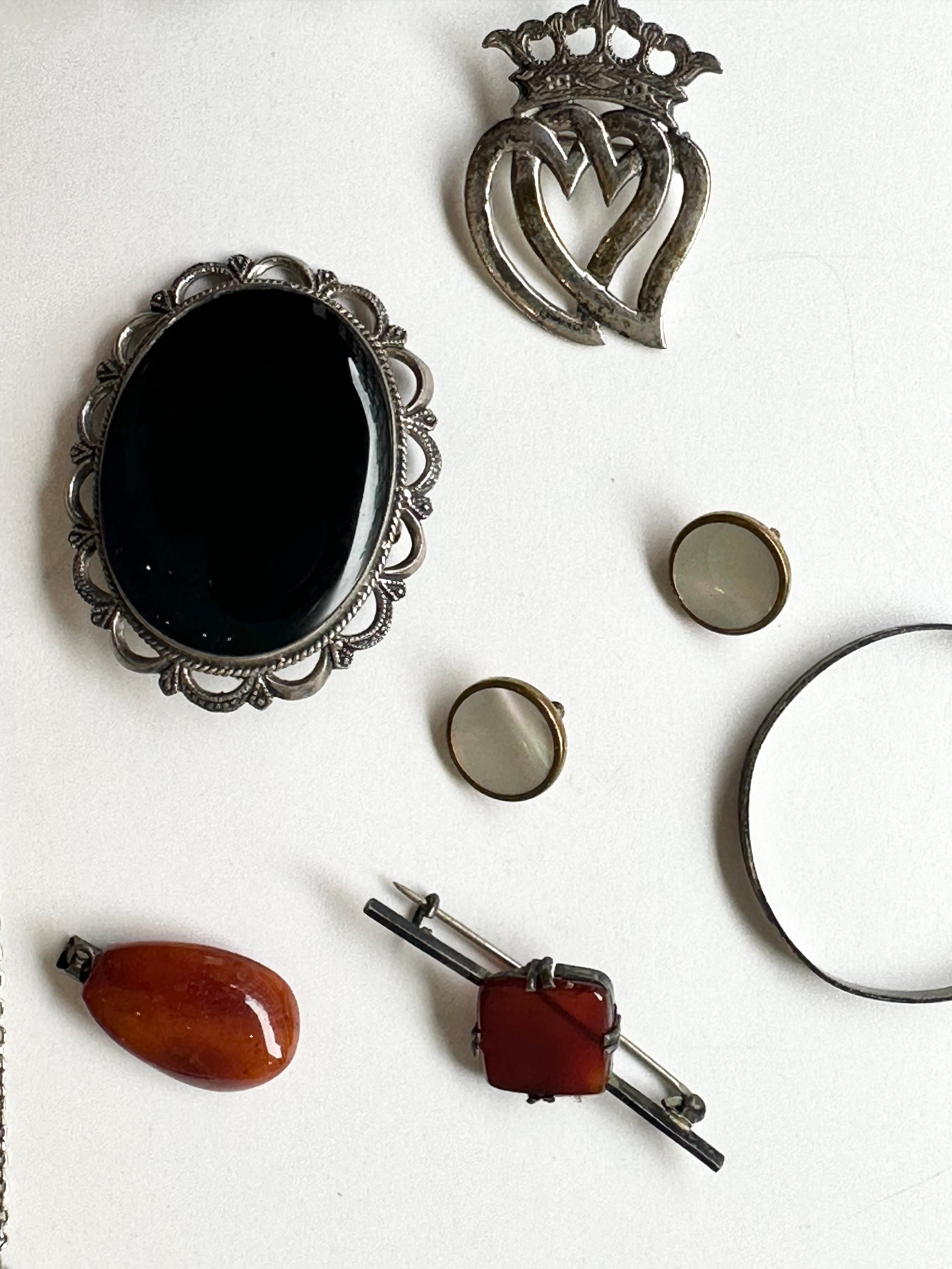 A collection of silver and costume jewellery, including a Victorian silver coin brooch, an amber - Image 3 of 5