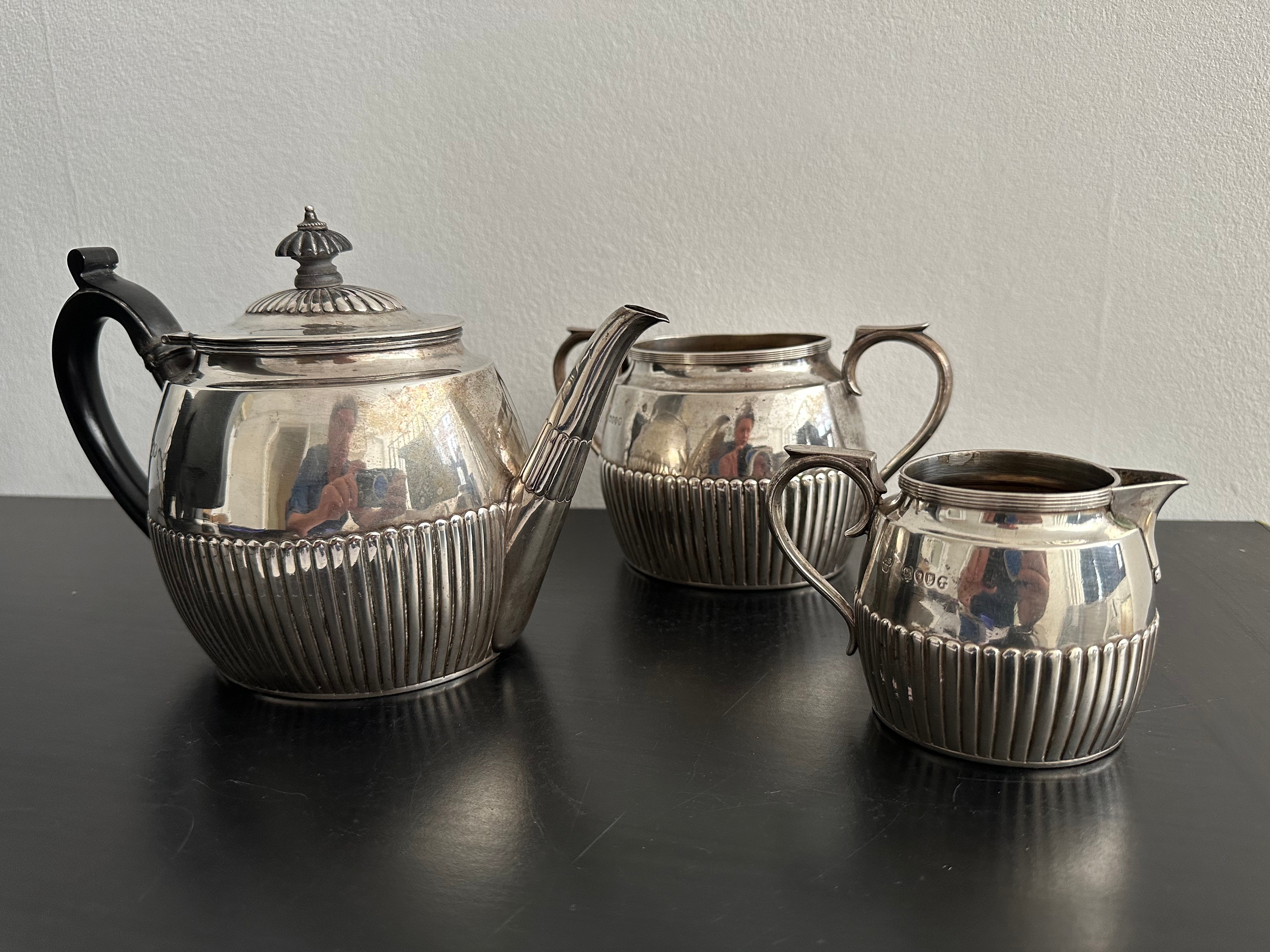 A Victorian three piece sterling silver gadrooned tea set to include tea pot, sugar bowl and milk - Image 2 of 5