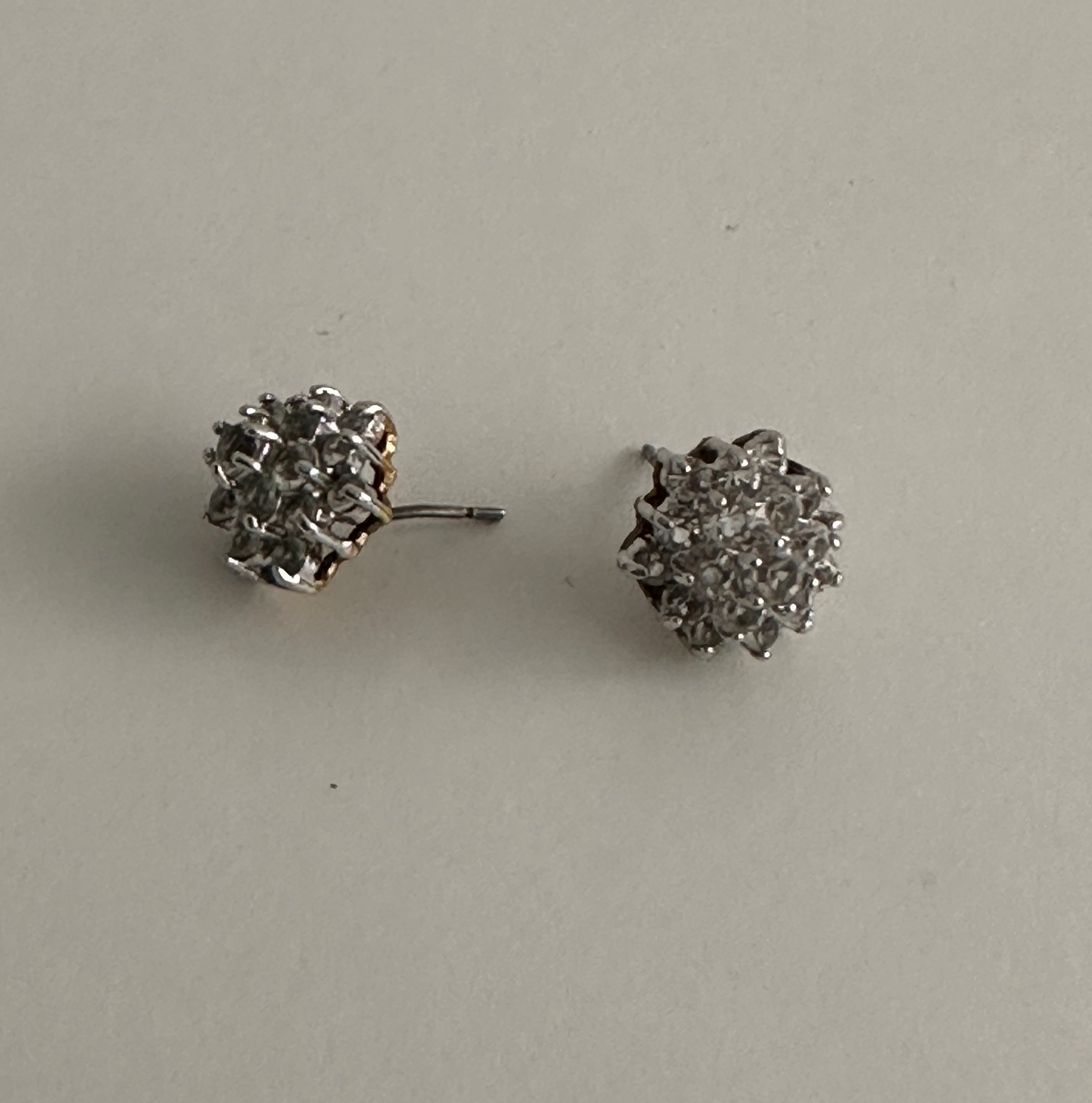 Three pairs of stud earrings, including a pair of 9ct yellow gold and cultured pearl earrings. - Image 4 of 5