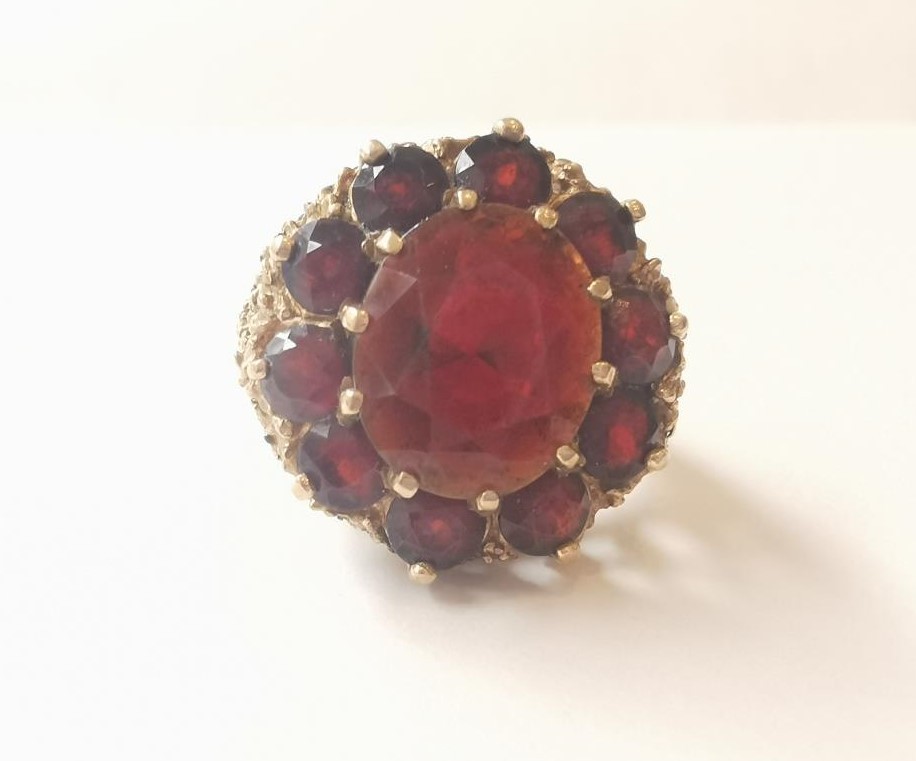 Two 9 carat yellow gold and red metal dress rings. One set with a large red paste stone, the other a - Image 2 of 5