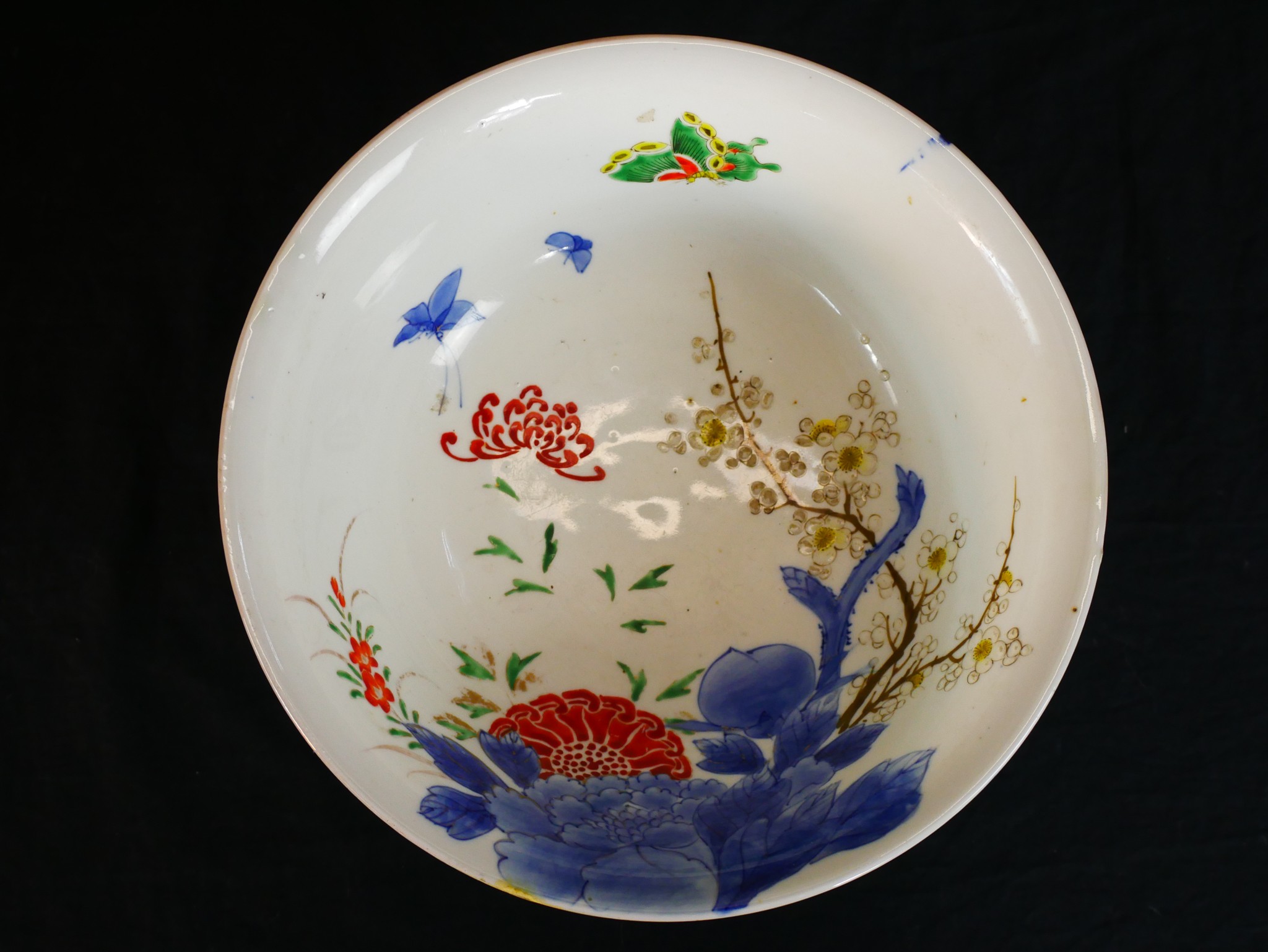 A 20th century Japanese porcelain bowl, the interior decorated with butterflies in a garden and - Image 2 of 3