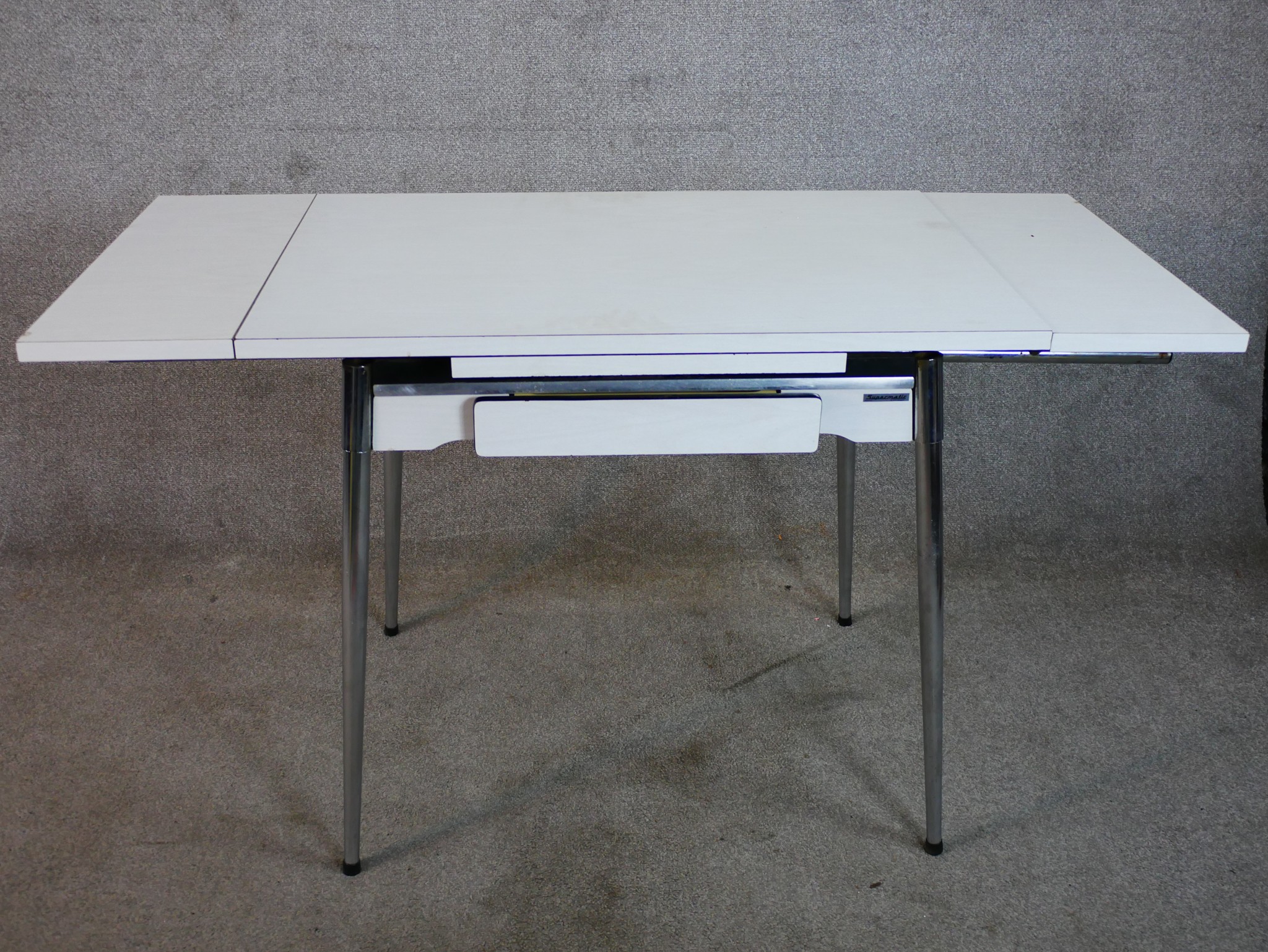 A mid 20th century Supamatic formica drawleaf dining table raised on chrome plated supports - Image 4 of 5