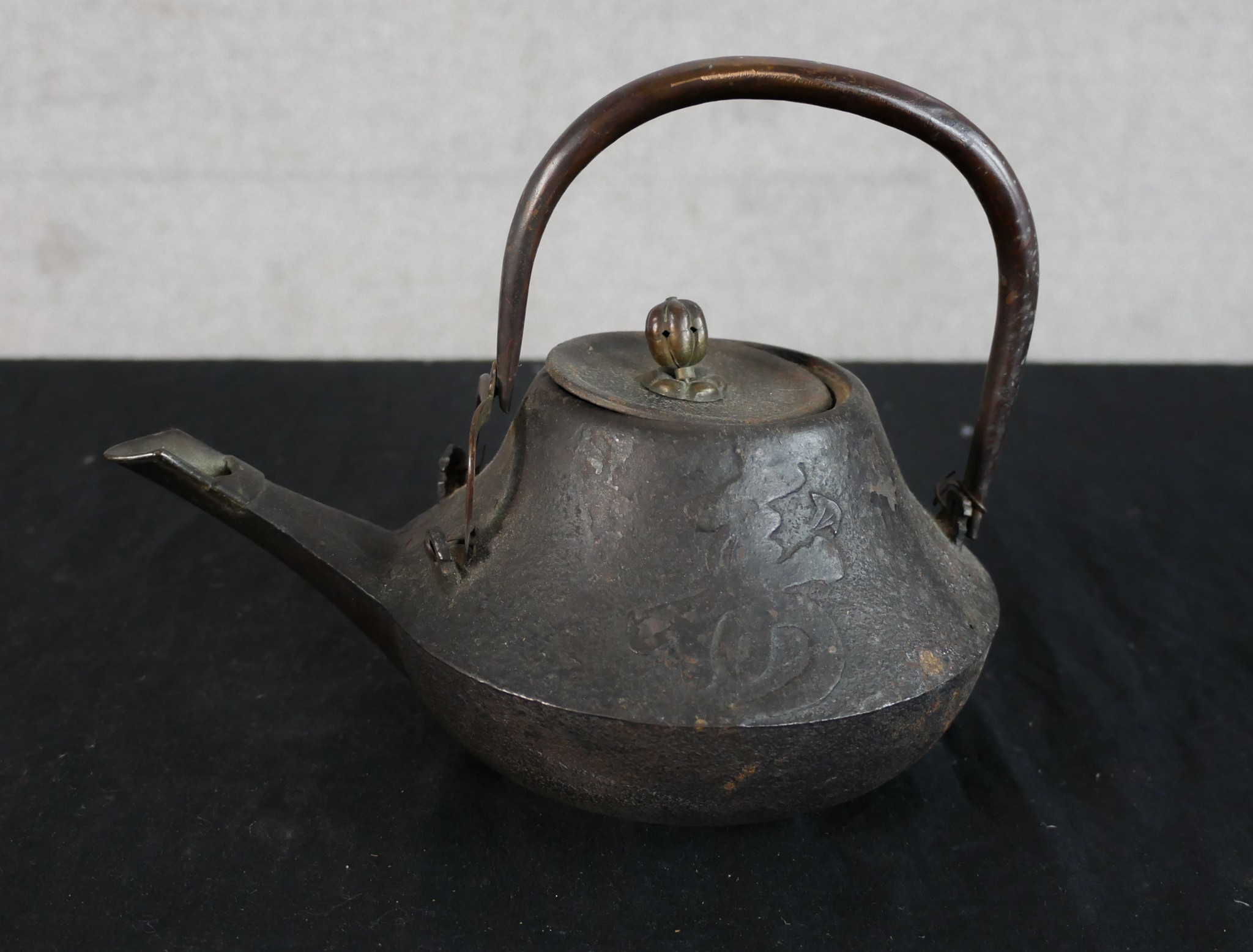 A 19th/early 20th century Japanese cast iron teapot with swing handle. H.15 W.21 D.15cm