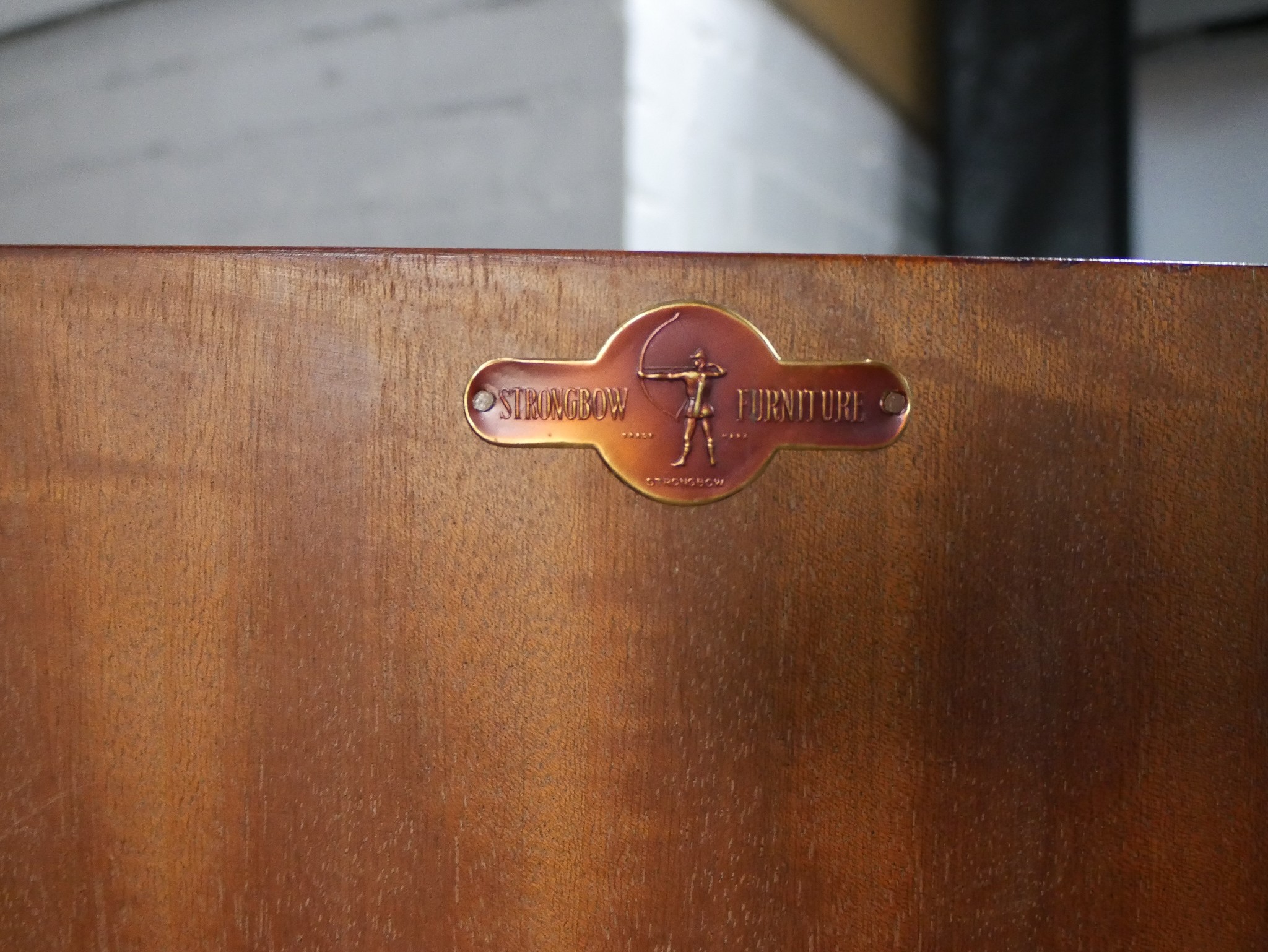 A 20th century Strongbow mahogany inverted breakfront sideboard with two short over single long - Image 3 of 6