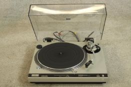 Technics SL-1700 Direct Drive Automatic turntable vinyl record player. H.14 x W.37 x L.45cm.