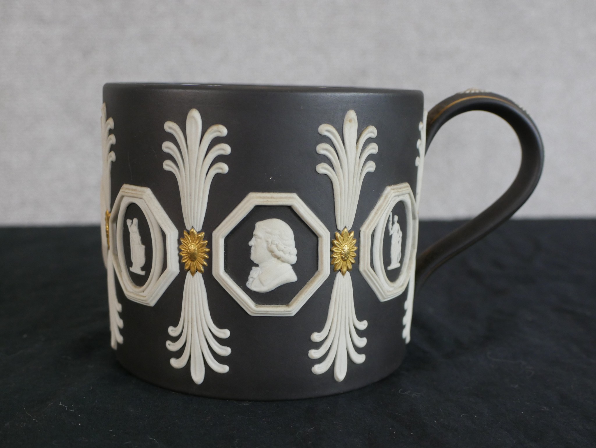 A limited edition Wedgwood porcelain tankard designed by Richard Guyatt to commemorate the 250th - Image 2 of 3