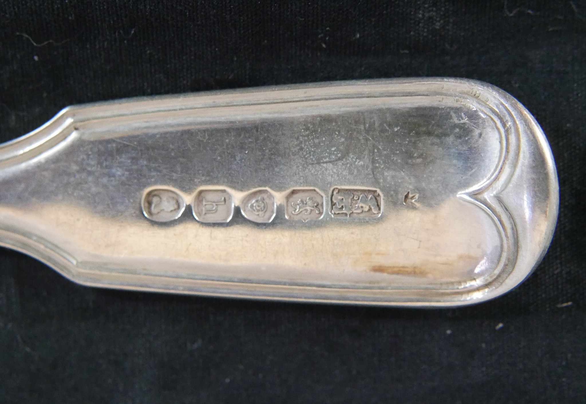 A set of six George III hallmarked silver fiddle pattern crested spoons, William Eaton, London - Image 3 of 3