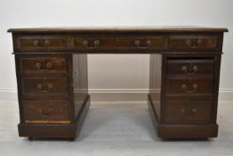 Pedestal desk, early 20th century Georgian style mahogany. In three parts. H.71 W.139 D.76 cm.