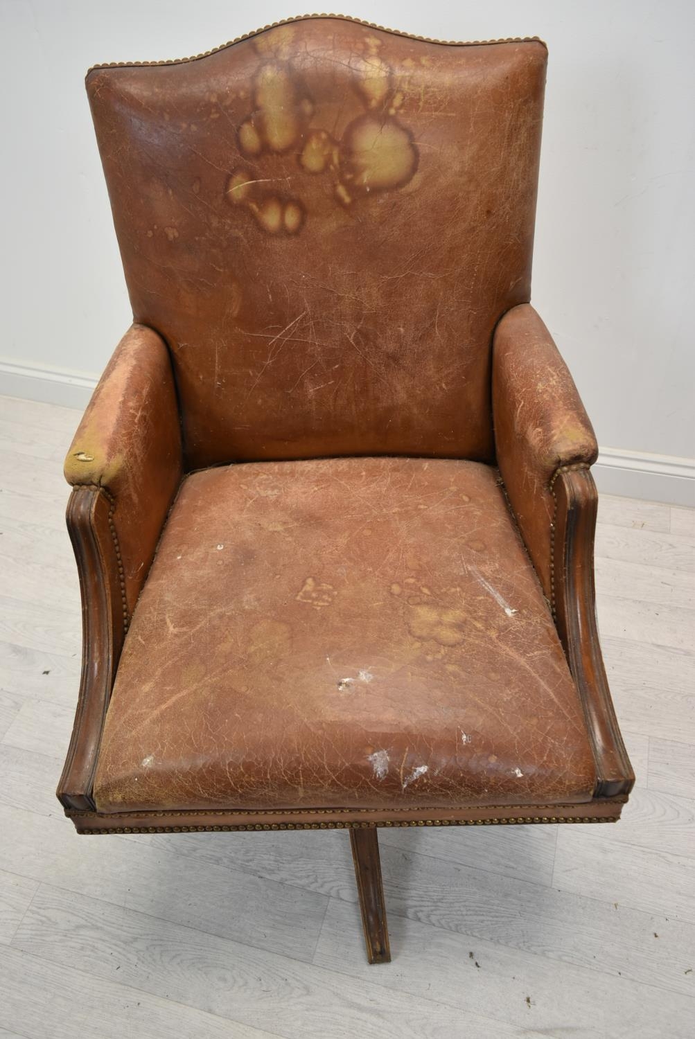 Captain's desk chair, leather upholstered swivel and tilt action. H.103 cm. - Image 2 of 3