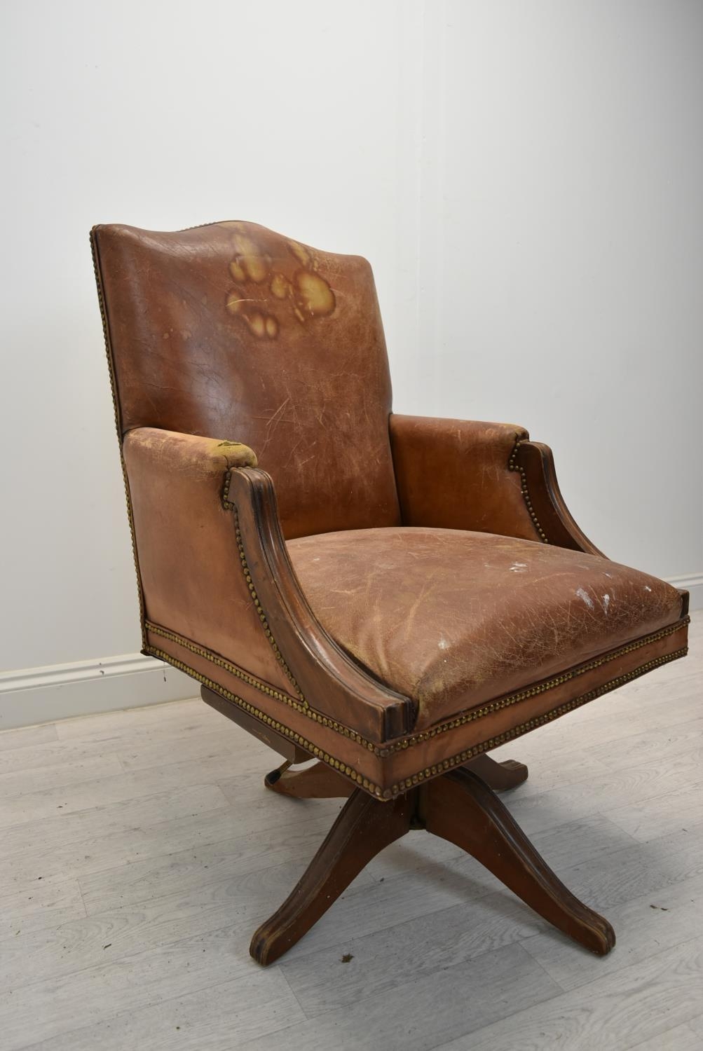 Captain's desk chair, leather upholstered swivel and tilt action. H.103 cm. - Image 3 of 3