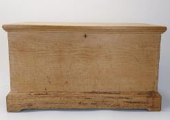 Coffer, Victorian pine. H.50 W.90 D.51 cm.