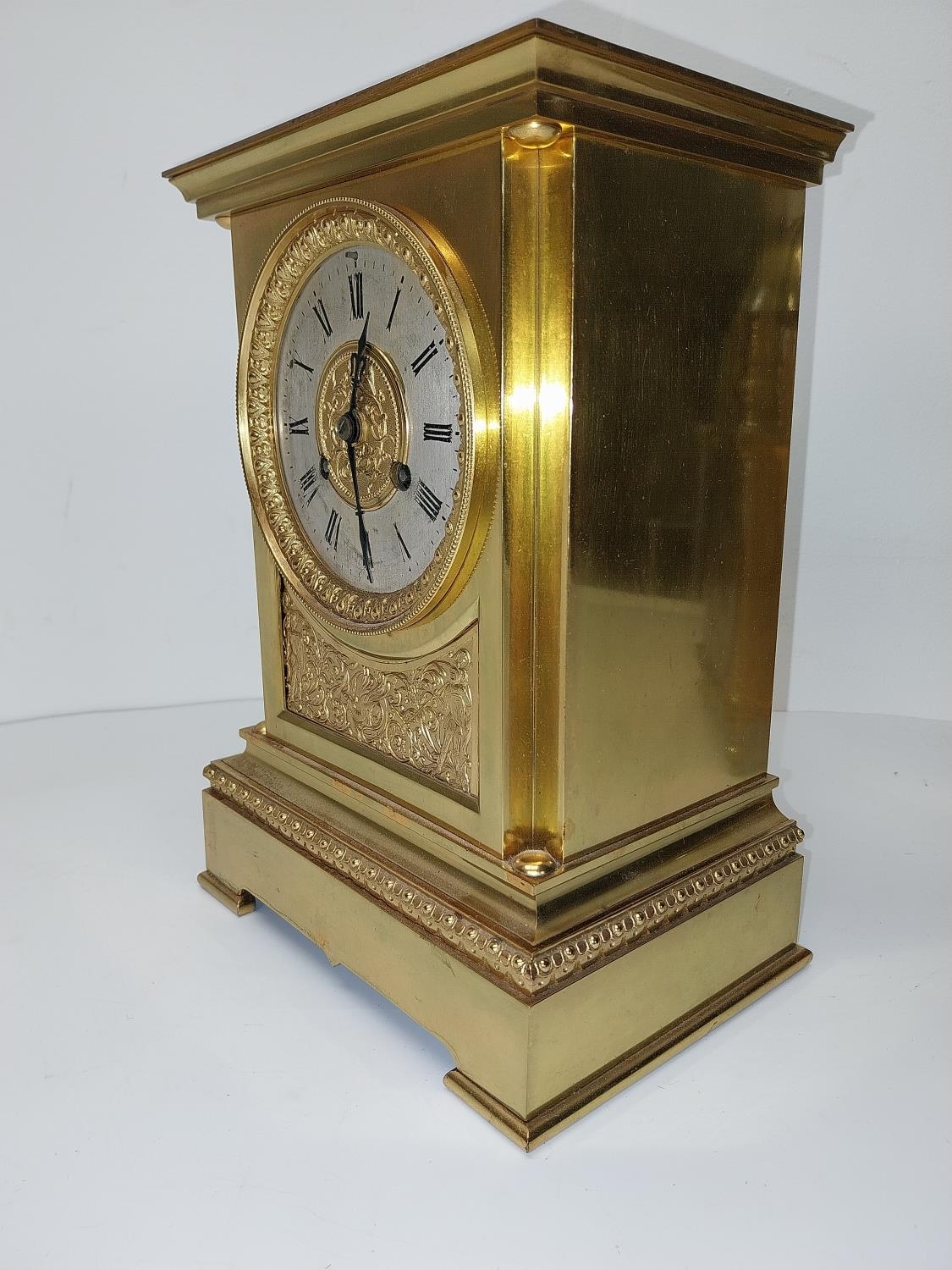 An early 20th century brass mantle clock with relief scrolling foliate and knight design, classical - Image 5 of 5