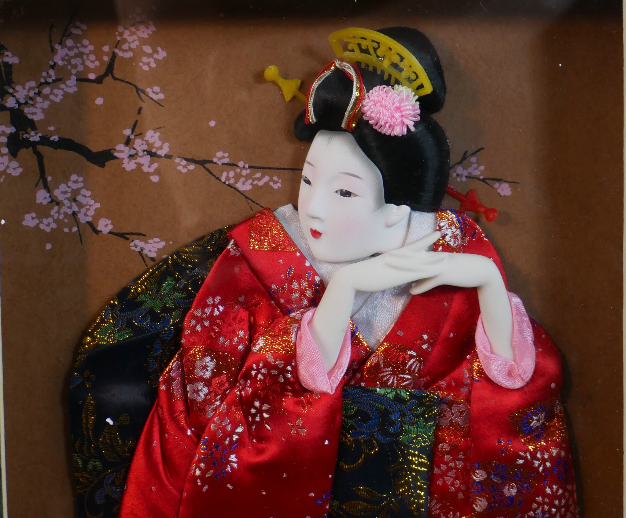 Two highly detailed Japanese geisha models in traditional dress housed in wooden frames. The largest - Image 2 of 4