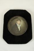 Oil painting miniature. Victorian circa 1860. In a velvet decorated frame. Diameter of 6.5 cm.