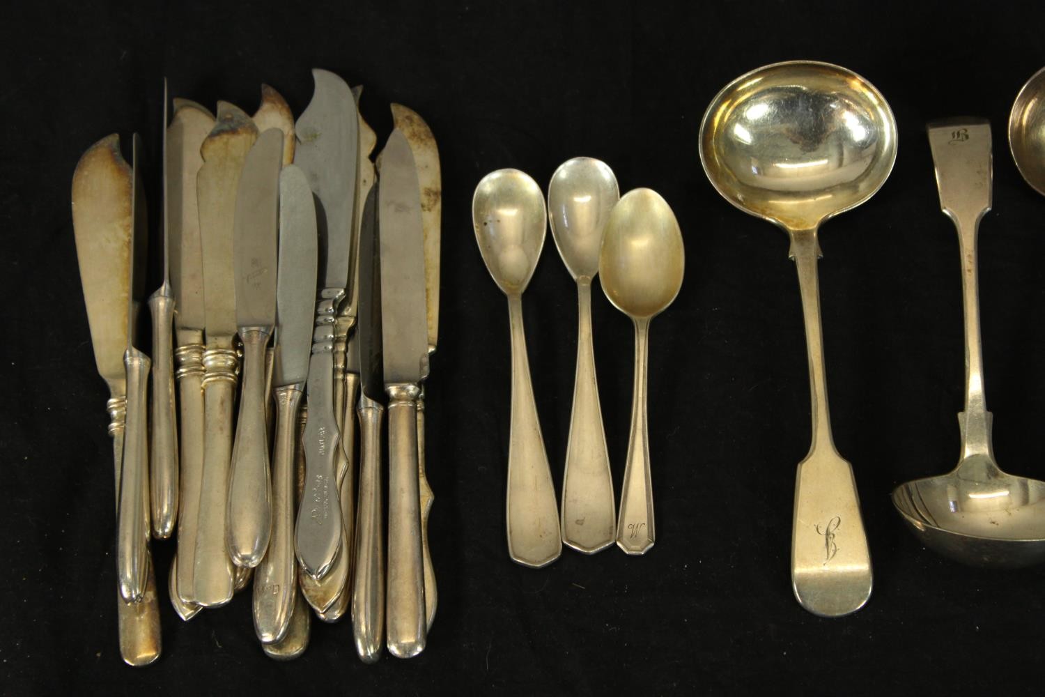 A large mixed collection of silver plated cutlery to include spoons, knifes and forks. Some with a - Image 4 of 4