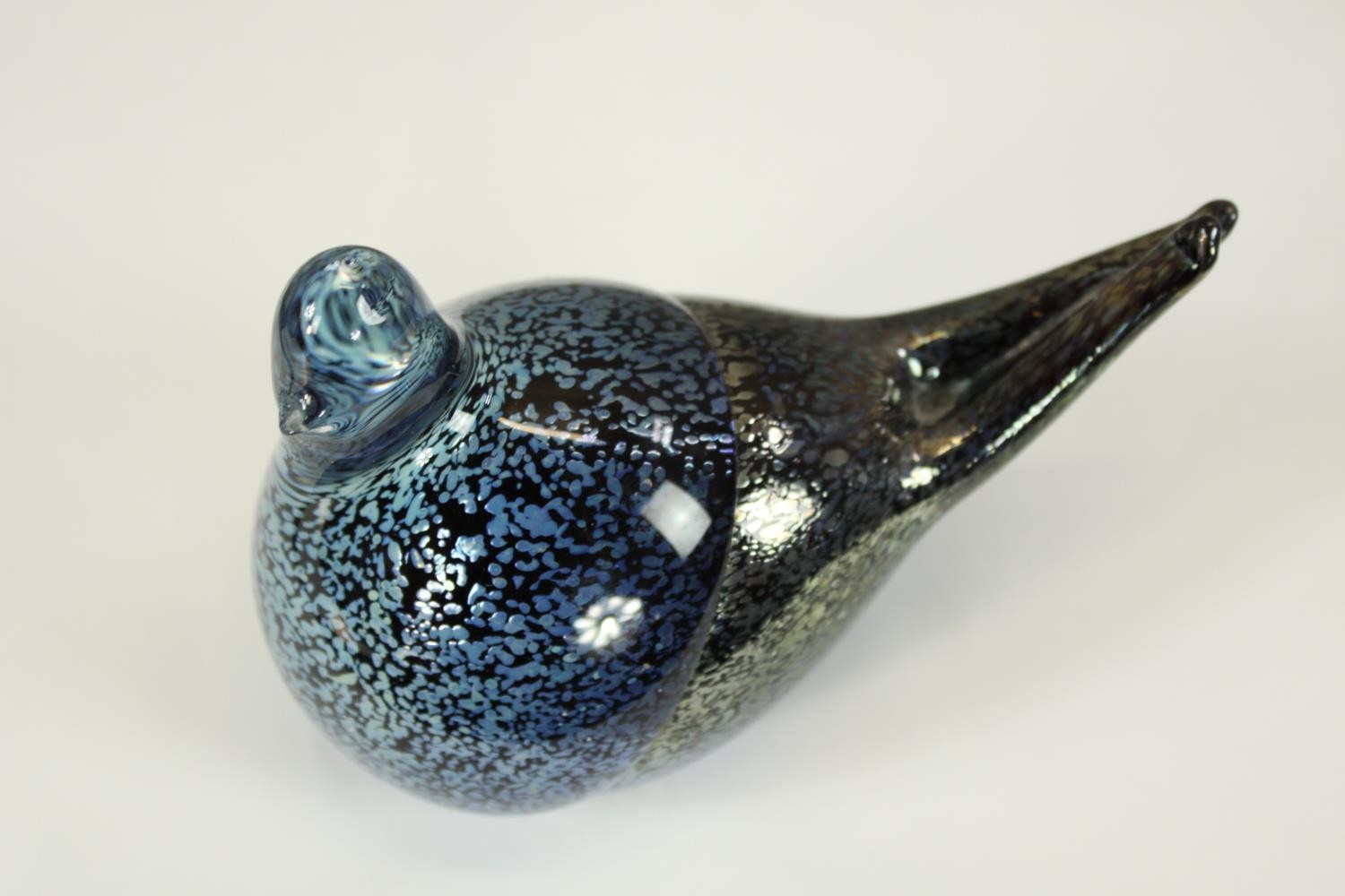 Two blue coloured glass birds. The largest of the pairs is H.10 cm. - Image 2 of 10