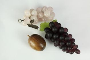 Two stems of glass grapes and a treen apple. The grapes are decorated with glass leaves. L.16 cm.