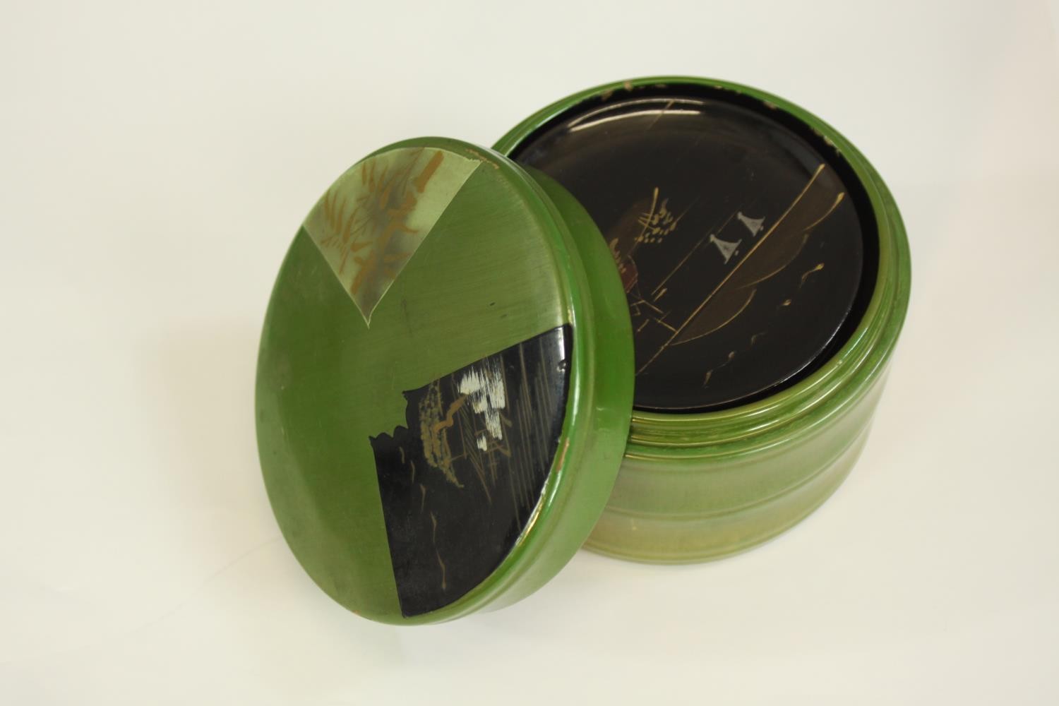 A Japanese lacquered set of six cups, a tray, five small plates housed in a round box. Each item - Image 4 of 5