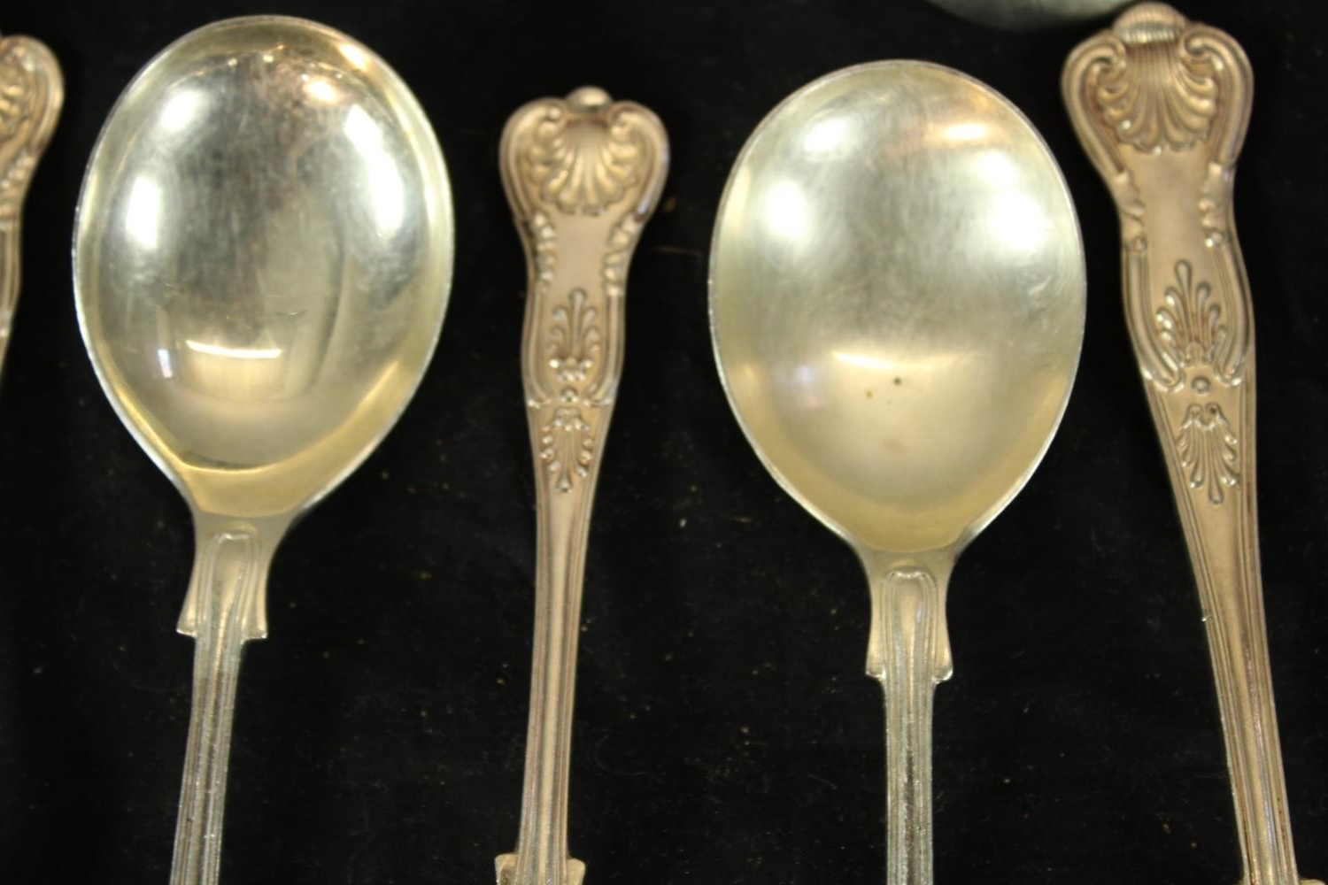 A large collection of silver plated cutlery to include spoons, and knifes and forks decorated with - Image 4 of 6