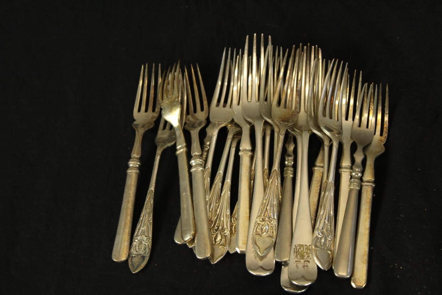 A large mixed collection of silver plated cutlery to include spoons, knifes and forks. Some with a - Image 3 of 4