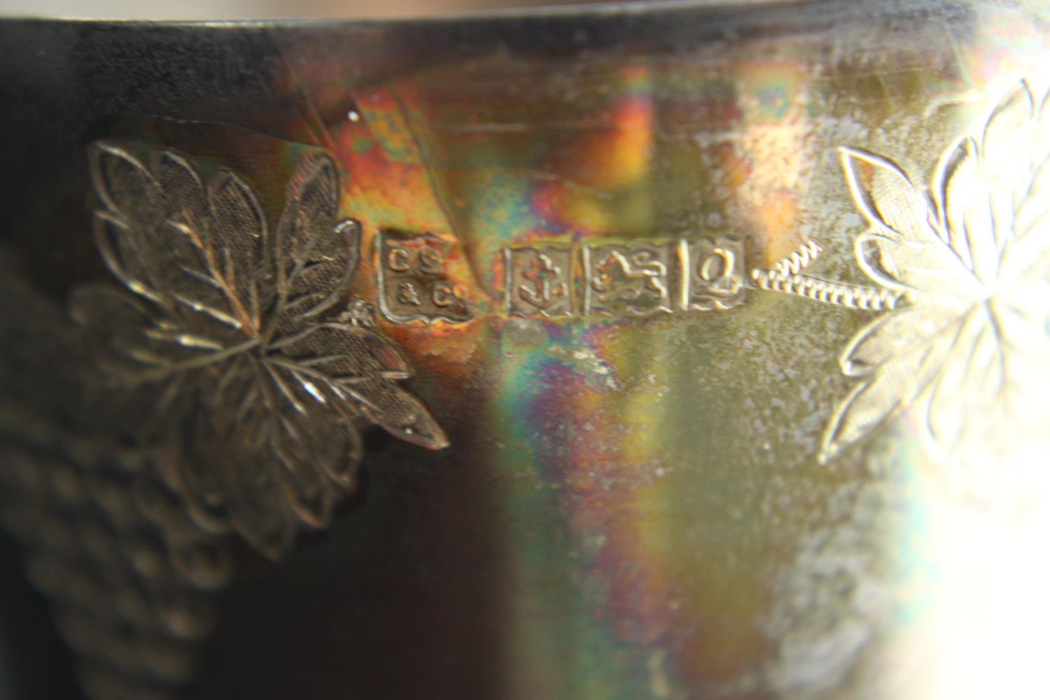 Four engraved silver goblets with vine and grape design. Hallmarked and each 14 cm high. With a - Image 5 of 5