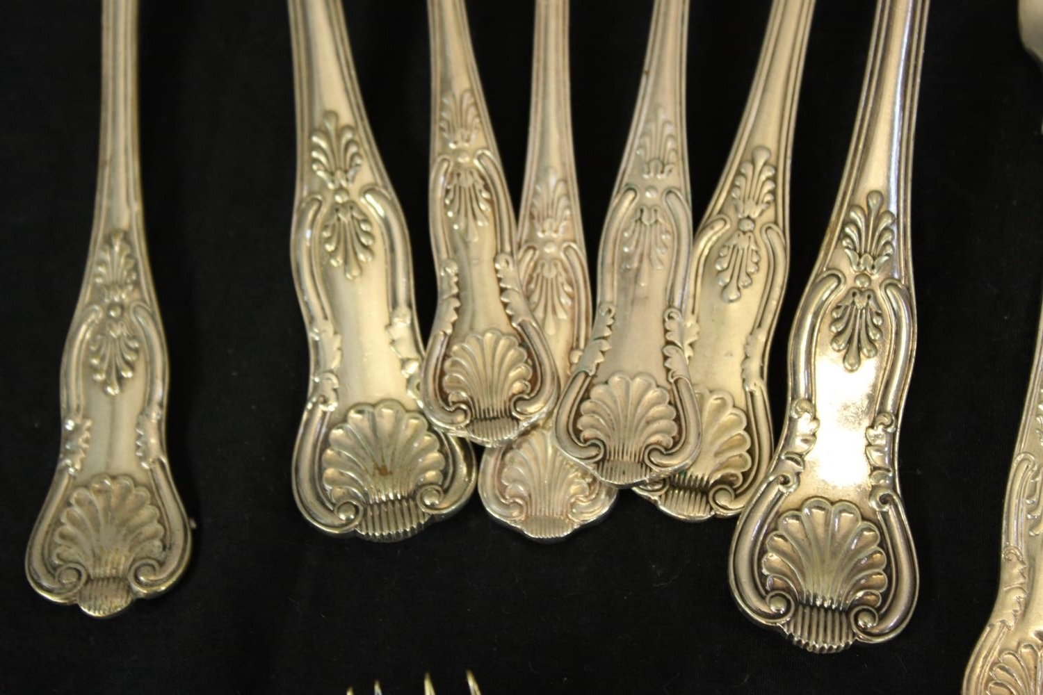 A large collection of silver plated cutlery to include spoons, and knifes and forks decorated with - Image 5 of 6