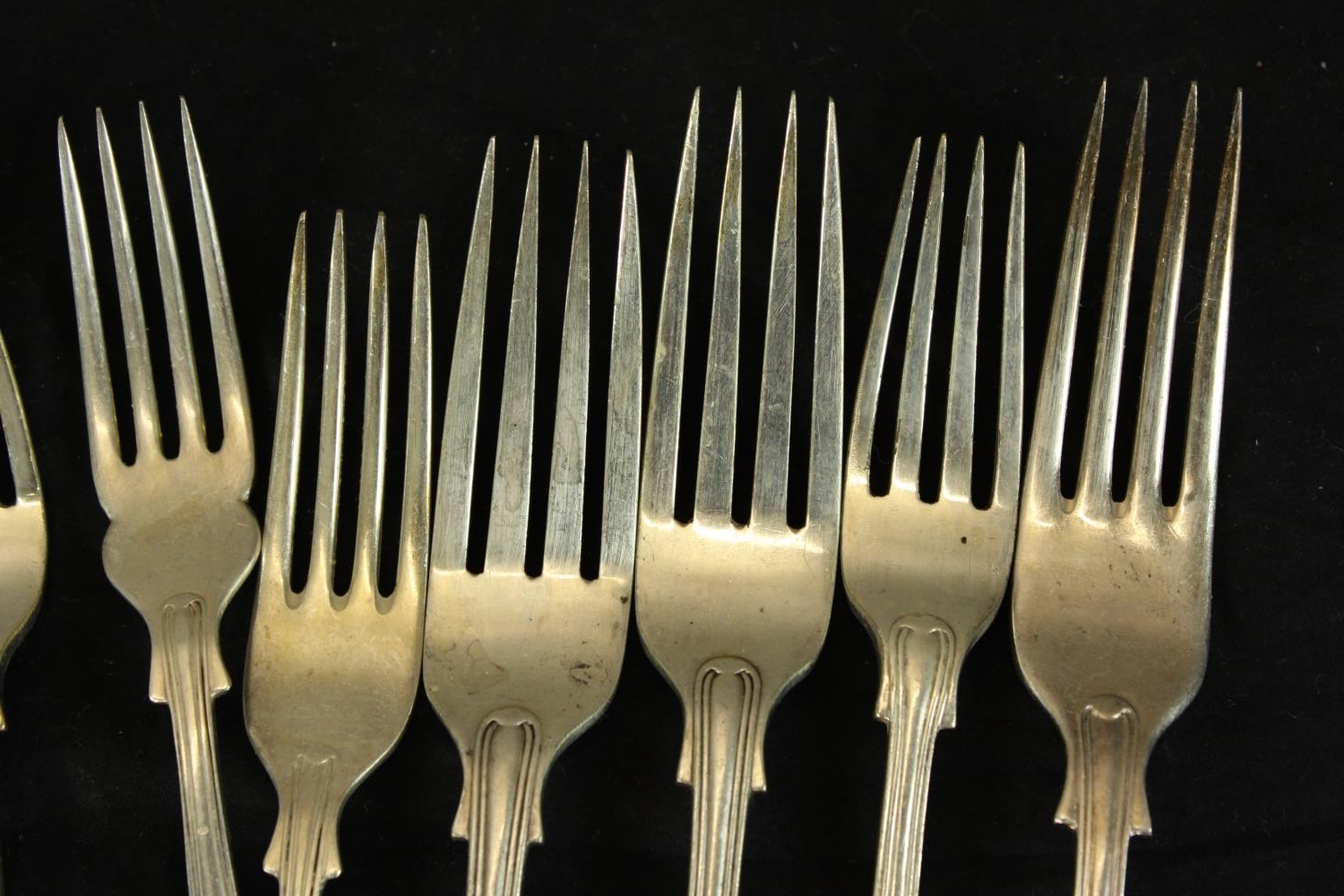 A large collection of silver plated cutlery to include spoons, and knifes and forks decorated with - Image 3 of 6