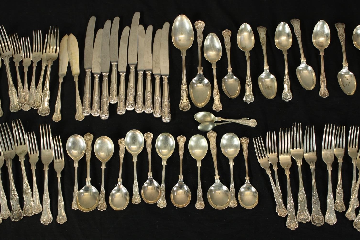 A large collection of silver plated cutlery to include spoons, and knifes and forks decorated with - Image 2 of 6