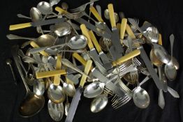 An assortment of mixed cutlery. 100 pieces in total. Made in Sheffield. The largest measures 27 cm.