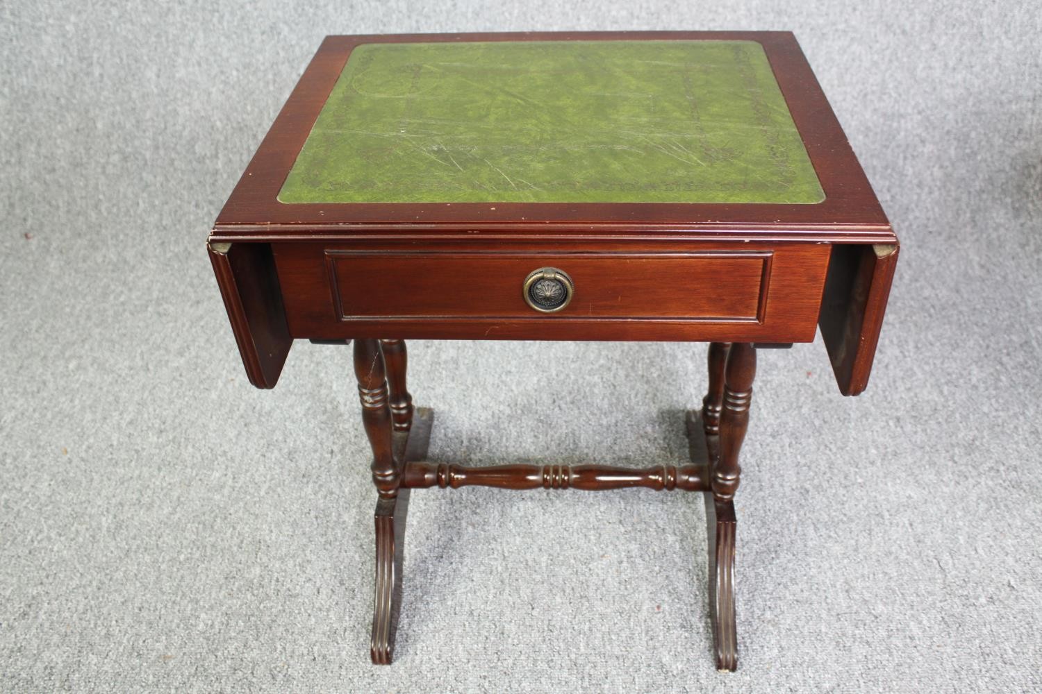 Lamp tables, a pair Georgian style mahogany. H.52 W.76 D.39. (extended) - Image 3 of 5