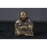 A bronze buddha. Signed on the base with the artist's seal. Twentieth century. H.6.5 cm.