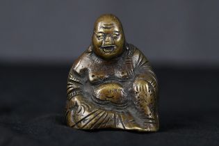 A bronze buddha. Signed on the base with the artist's seal. Twentieth century. H.6.5 cm.