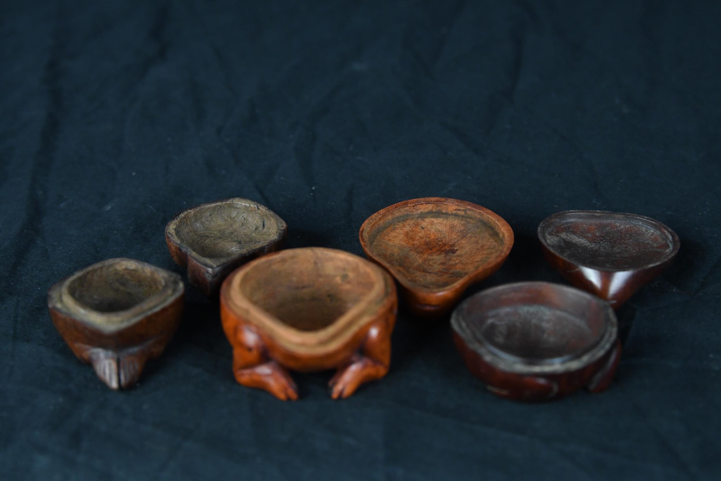 A set of three carved hardwood lidded pots in the shape of frogs. Twentieth century. H.4 x W.5.5 x - Image 3 of 3