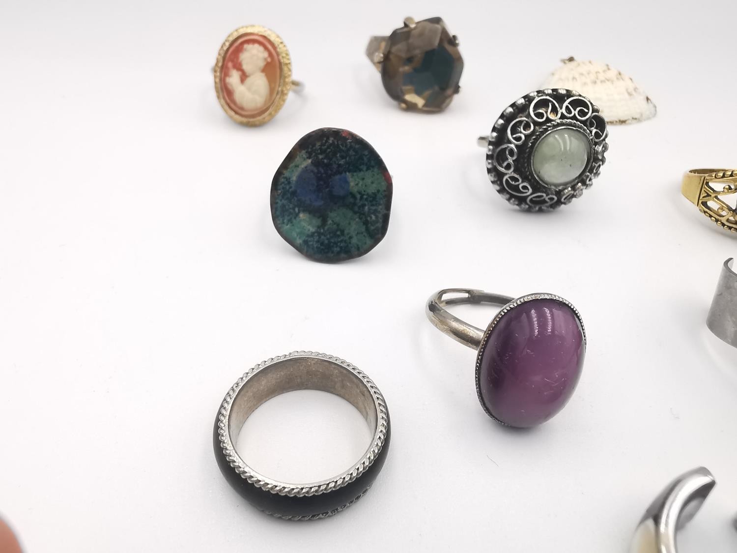 A large collection of vintage and antique rings of various designs. - Image 7 of 7