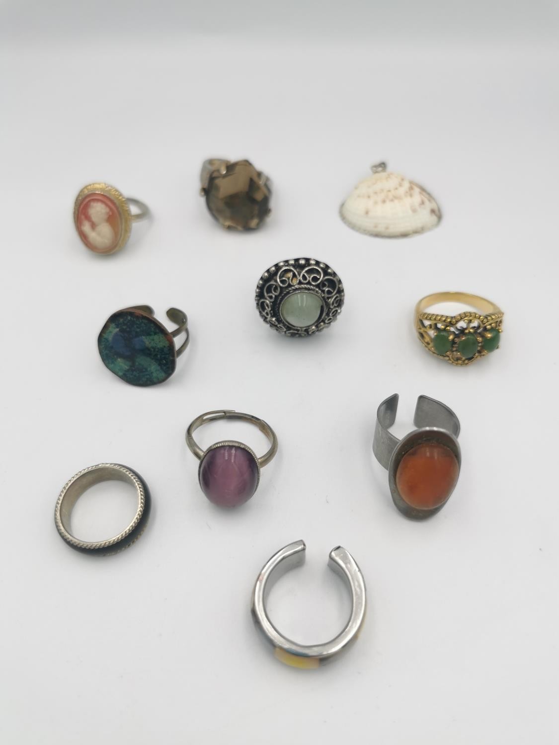 A large collection of vintage and antique rings of various designs. - Image 3 of 7