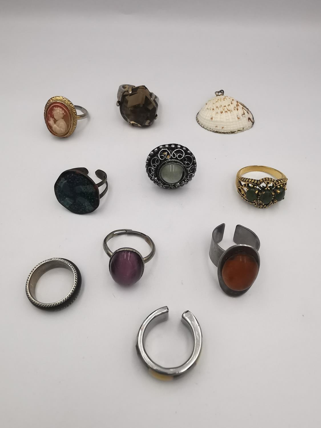 A large collection of vintage and antique rings of various designs. - Image 5 of 7