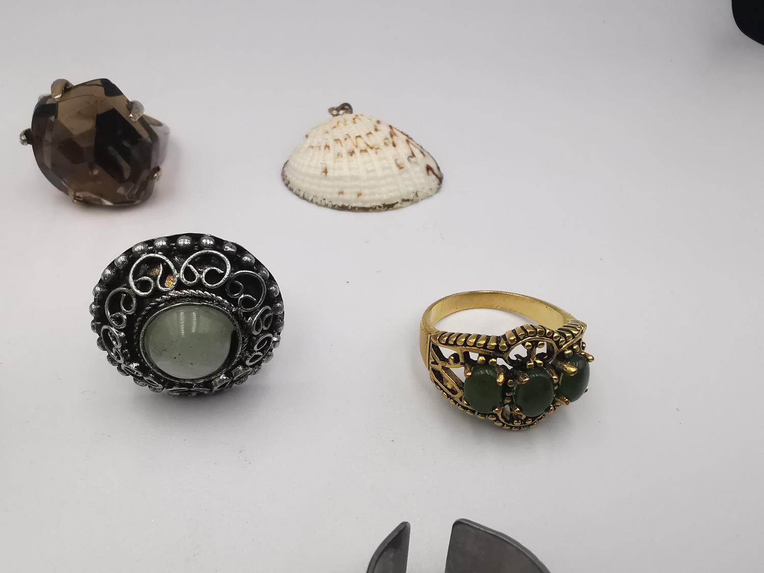 A large collection of vintage and antique rings of various designs. - Image 6 of 7